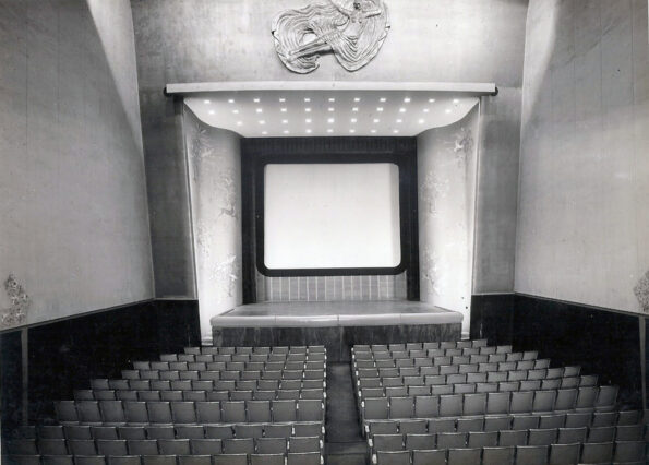 Conheça a primeira sala de cinema do país